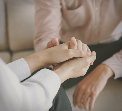Женщина держит ладонь мужчины