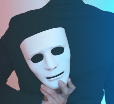 Человек прячет белую маску за спиной